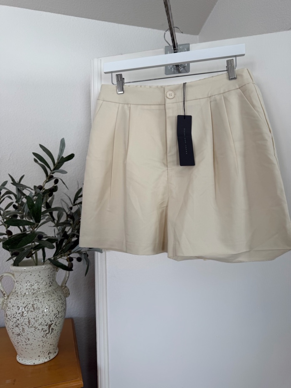 Classic High-Waist Cream Pleated Women's Shorts L